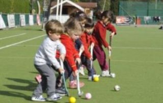 enfants qui jouent au hockey